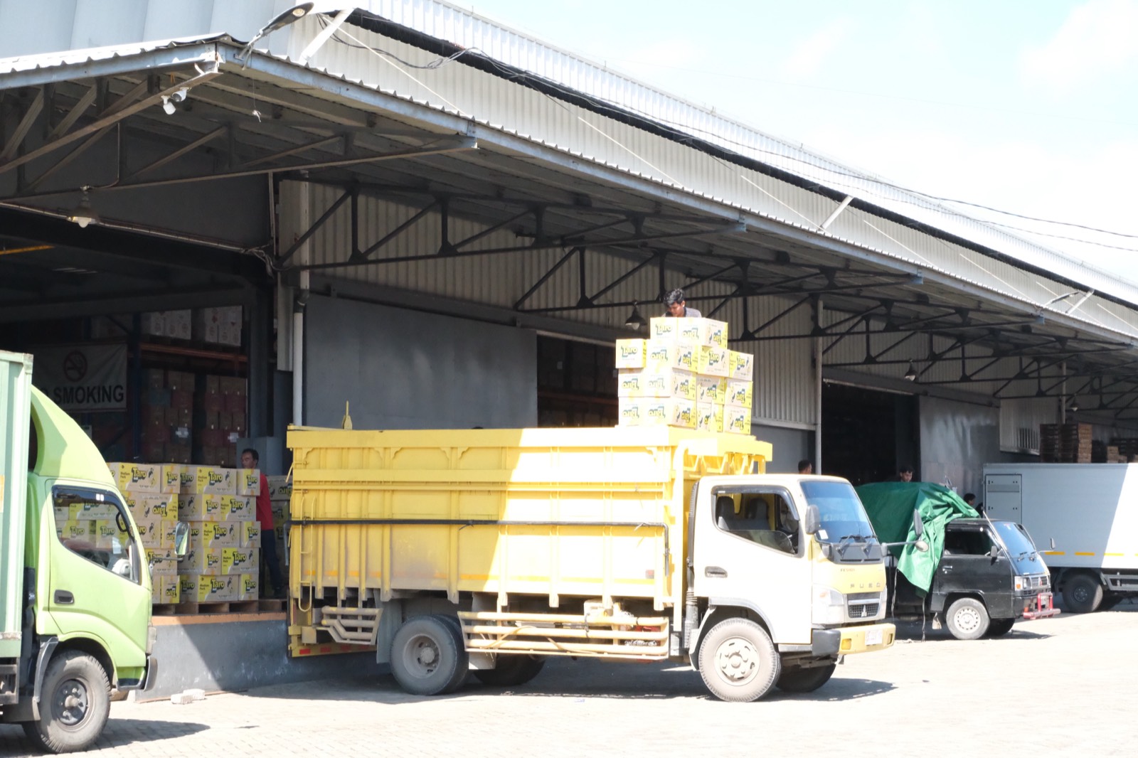 Loading produk ke truk distribusi AMD