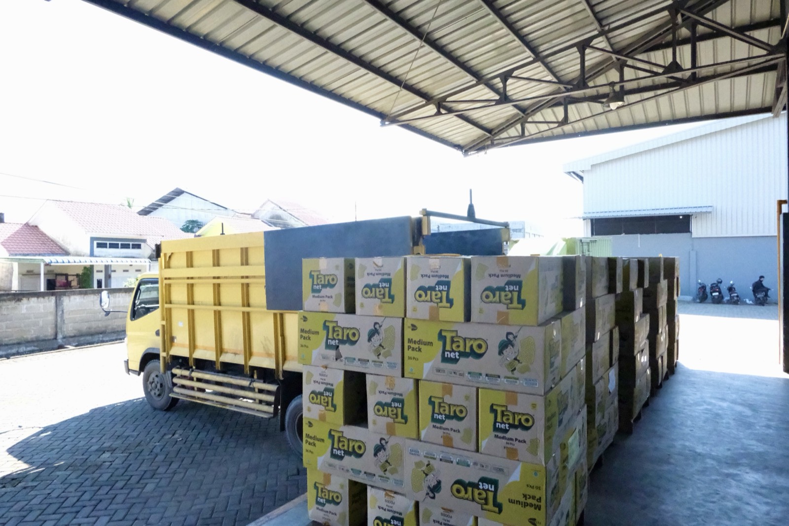 Bongkar muat barang ke armada AMD